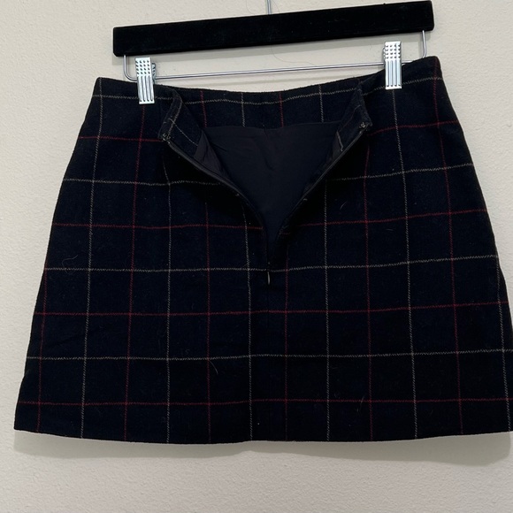 UNI QLO Woman mini skirt White stripe back zip, Size 6 - Picture 3 of 7